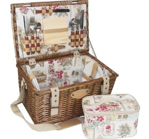 Romantischer Picknickkorb mit Rosen